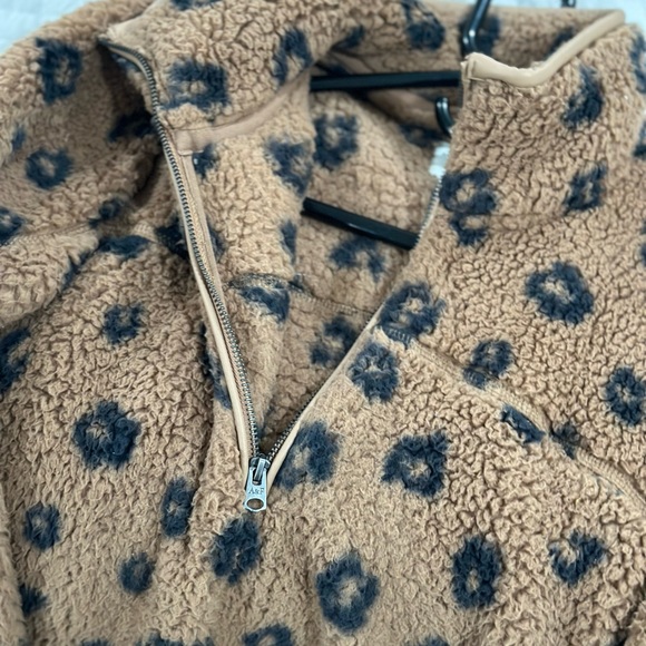 Abercrombie and Fitch Sherpa Sweater - Picture 4 of 6